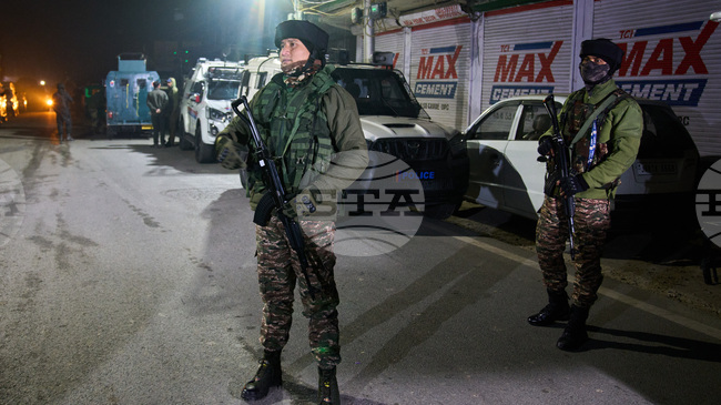 Най-малко седем убити и 27 ранени при експлозия в полицейски участък в индийски Кашмир, съобщиха местни медии