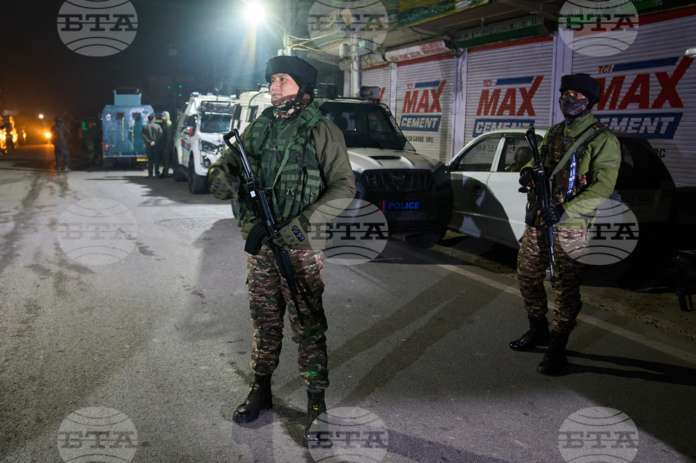Най-малко седем убити и 27 ранени при експлозия в полицейски участък в индийски Кашмир, съобщиха местни медии