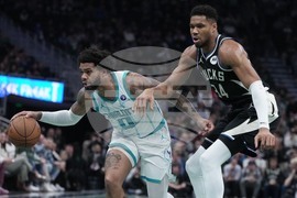 Hornets Bucks Basketball