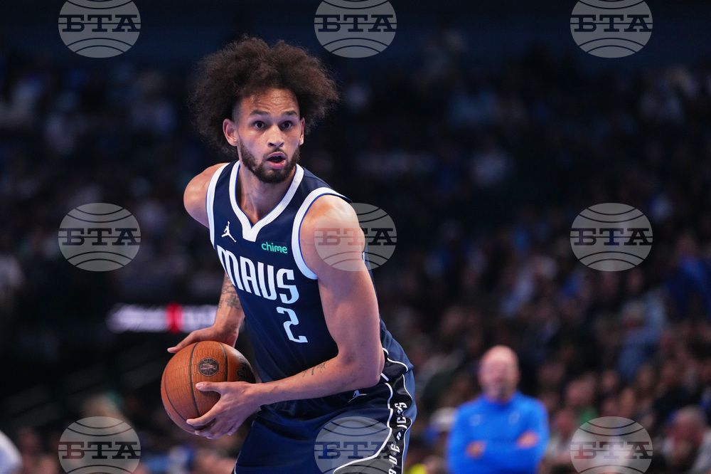 Центърът на Далас Маверикс Дерек Лайвли ще пропусне поне още три мача в НБА