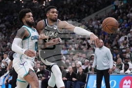 Hornets Bucks Basketball