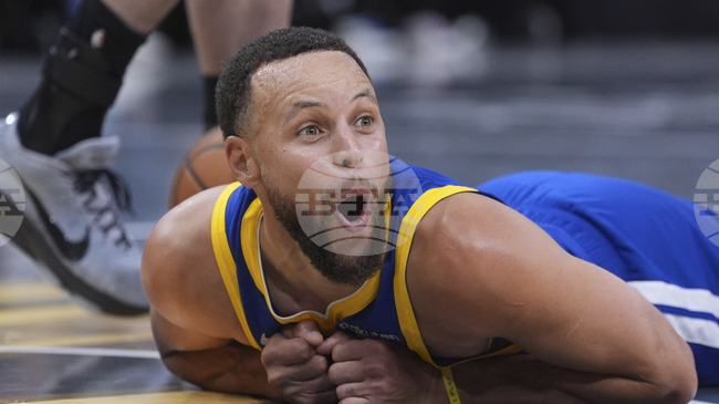 Стеф Къри вкара 49 точки и решителни наказателни удари в края за победата на Голдън Стейт над Сан Антонио в НБА