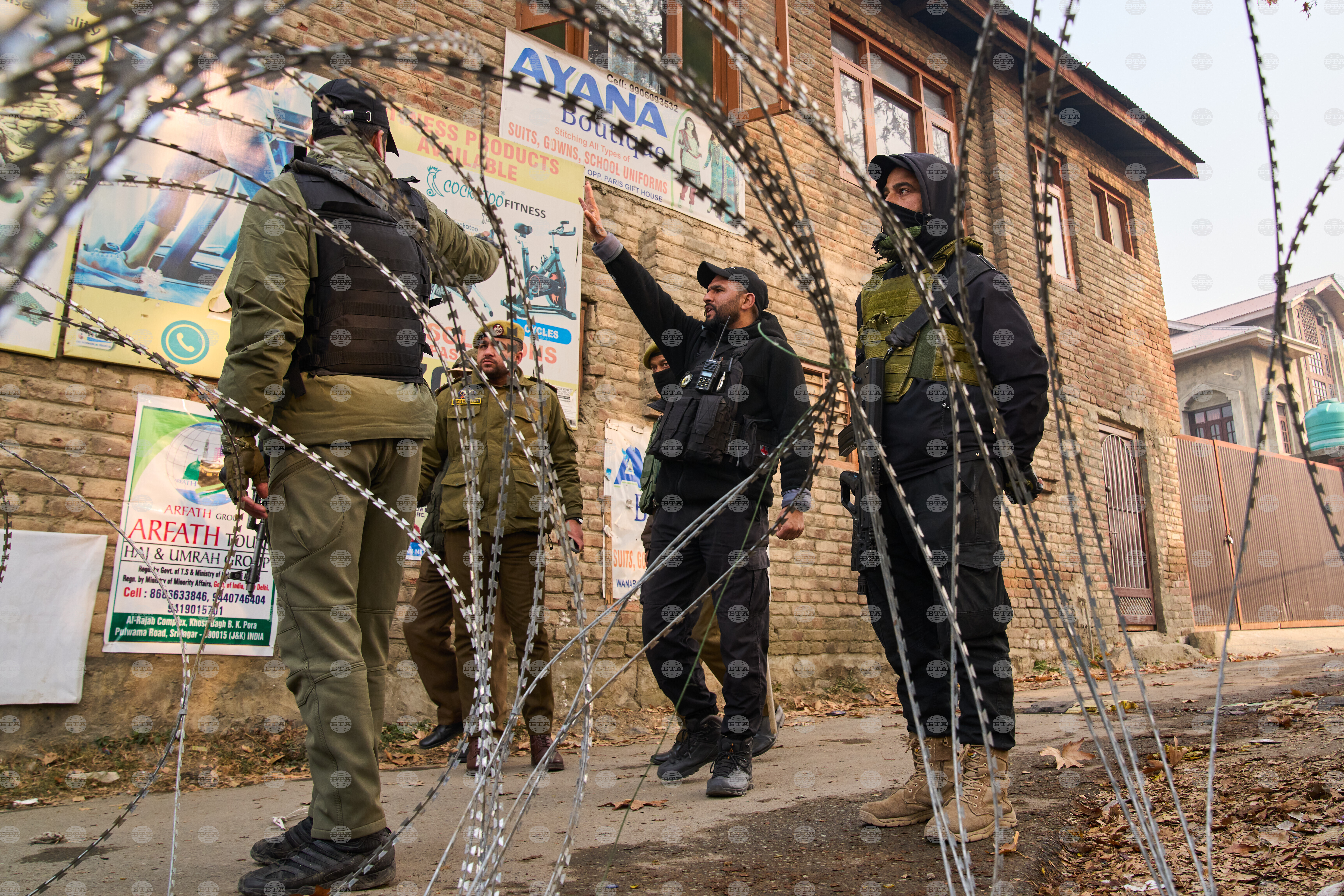 Девет души загинаха, а 32 са ранени при експлозия на конфискувани експлозиви в полицейски участък в Кашмир