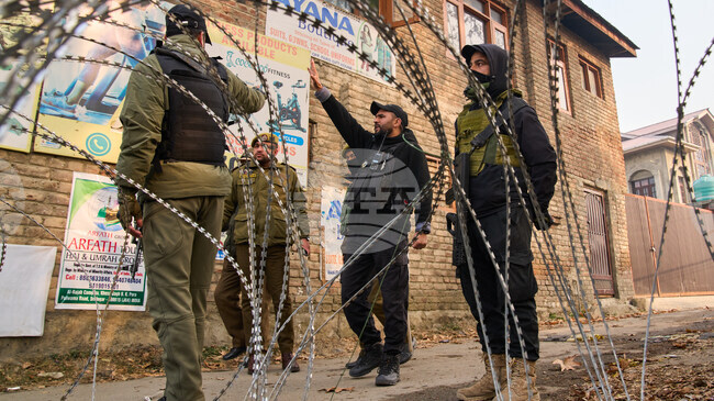 Девет души загинаха, а 32 са ранени при експлозия на конфискувани експлозиви в полицейски участък в Кашмир