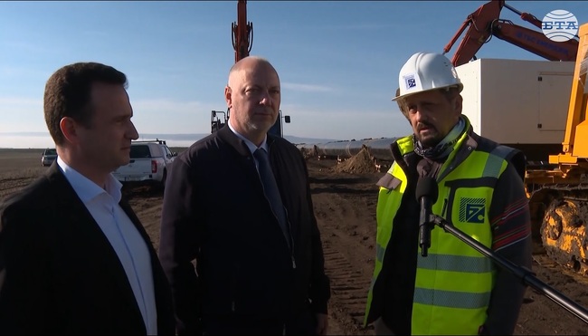 Пред нас важната задача е да осигурим навременна доставка на нефт и преработката му да бъде безпрепятствена, каза Росен Желязков