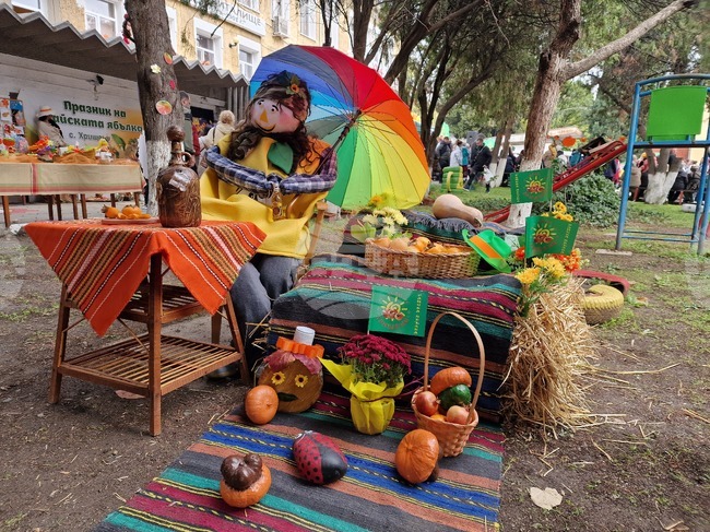 Село Хрищени - празник на райската ябълка