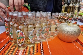 Село Хрищени - празник на райската ябълка