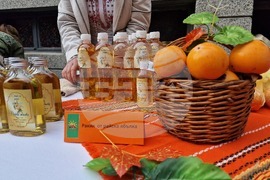 Село Хрищени - празник на райската ябълка