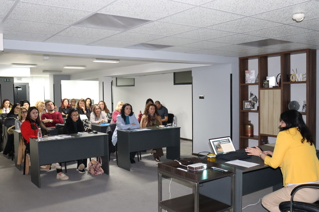 Майсторски клас подпомага 20 учители от Търговищко в усъвършенстването на умения за развитие на креативното мислене