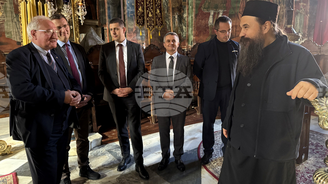 Игуменът архимандрит Гавриил разказа пред българската делегация за трите чудотворни икони на свети Георги в Зографския манастир на Света гора 