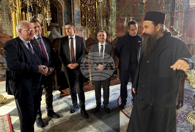 Игуменът архимандрит Гавриил разказа пред българската делегация за трите чудотворни икони на свети Георги в Зографския манастир на Света гора 