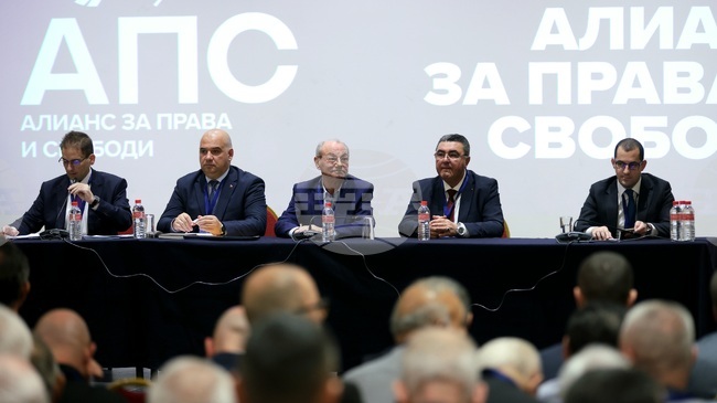 На учредителното събрание на партия „Алианс за права и свободи“ избраха Ахмед Доган за почетен председател, както и четирима съпредседатели