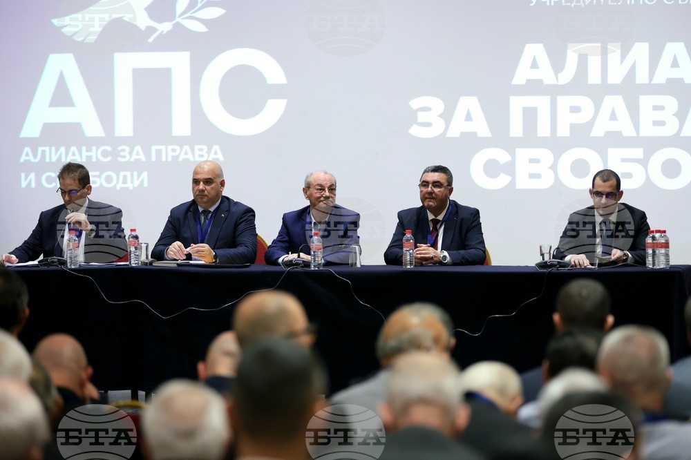 На учредителното събрание на партия „Алианс за права и свободи“ избраха Ахмед Доган за почетен председател, както и четирима съпредседатели