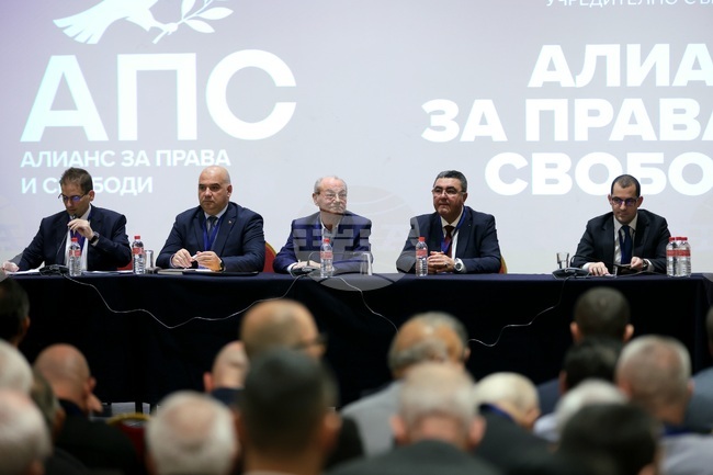 На учредителното събрание на партия „Алианс за права и свободи“ избраха Ахмед Доган за почетен председател, както и четирима съпредседатели