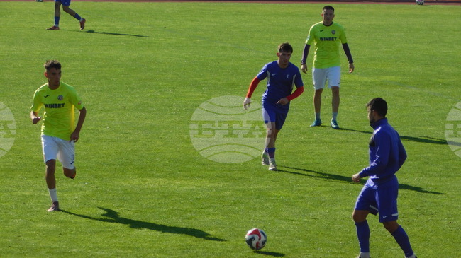 Футболистите на втородивизионния Етър победиха дублиращия тим в контрола