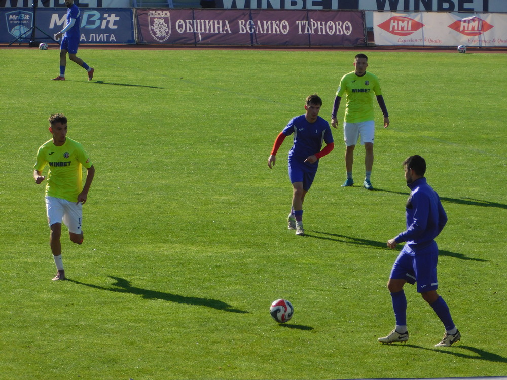 Футболистите на втородивизионния Етър победиха дублиращия тим в контрола