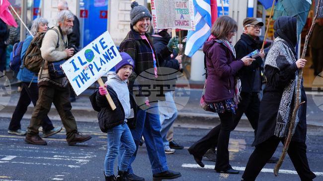 Хиляди хора се събраха в Глазгоу за голямо екологично шествие на фона на конференцията за климата КОП30 