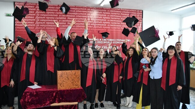 Общо 169 бакалаври и магистри на Регионалния център на УНСС в Хасково получиха дипломите си на тържествена церемония