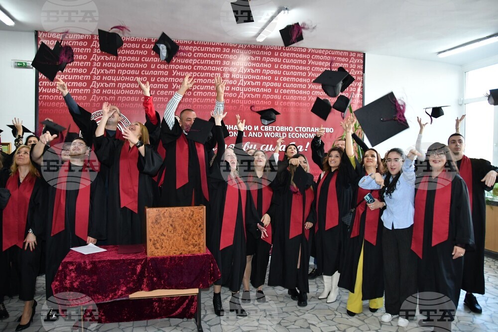 Общо 169 бакалаври и магистри на Регионалния център на УНСС в Хасково получиха дипломите си на тържествена церемония