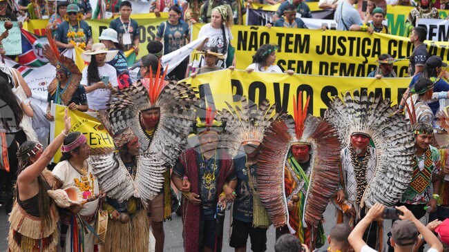Голямо протестно шествие премина през центъра на бразилския град Белем, където се състои климатичната конференция КОП30 