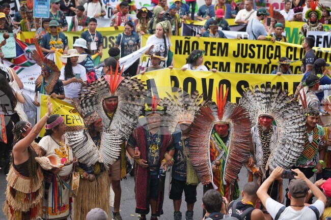 Голямо протестно шествие премина през центъра на бразилския град Белем, където се състои климатичната конференция КОП30 