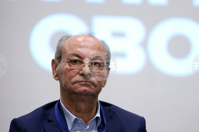 Почетният председател на АПС Ахмед Доган обяви, че партията ще подкрепи Румен Радев