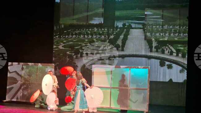 Спектакълът „Алиса в страната на чудесата“ беше представен пред пълна зала в Драматично-куклен театър „Константин Величков“ в Пазарджик