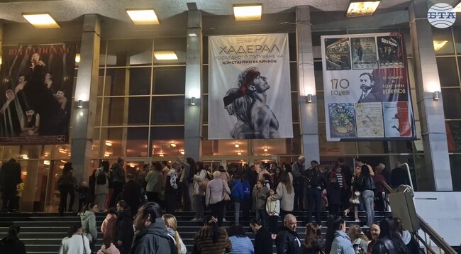 Спектакълът „Алиса в страната на чудесата“ беше представен пред пълна зала в Драматично-куклен театър „Константин Величков“ в Пазарджик