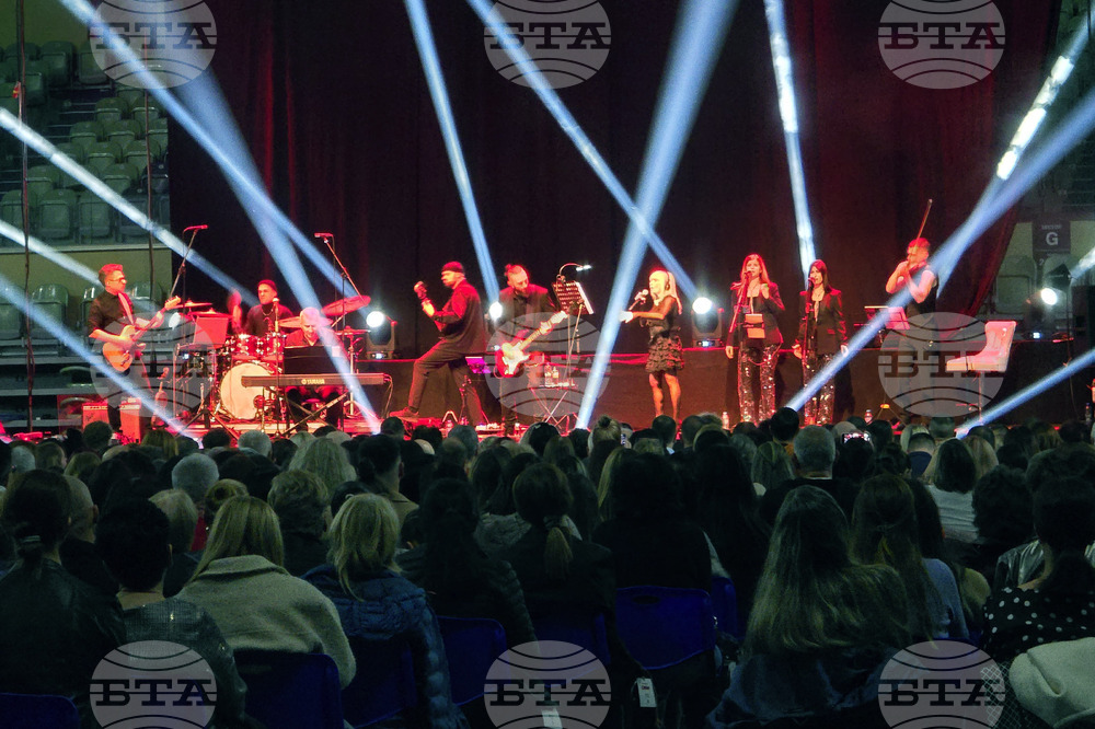 За мен и за целия екип е щастие да бъдем във вашия град, каза примата Лили Иванова на втория концерт от националното си турне в Пловдив