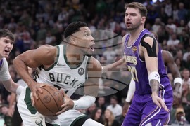 Lakers Bucks Basketball