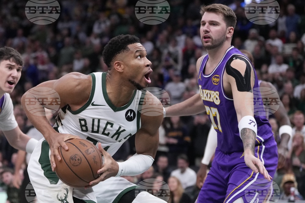 Lakers Bucks Basketball