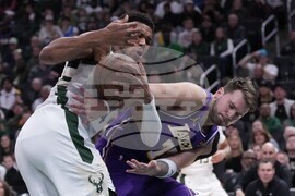 Lakers Bucks Basketball