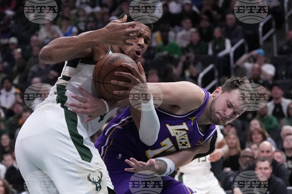 Lakers Bucks Basketball