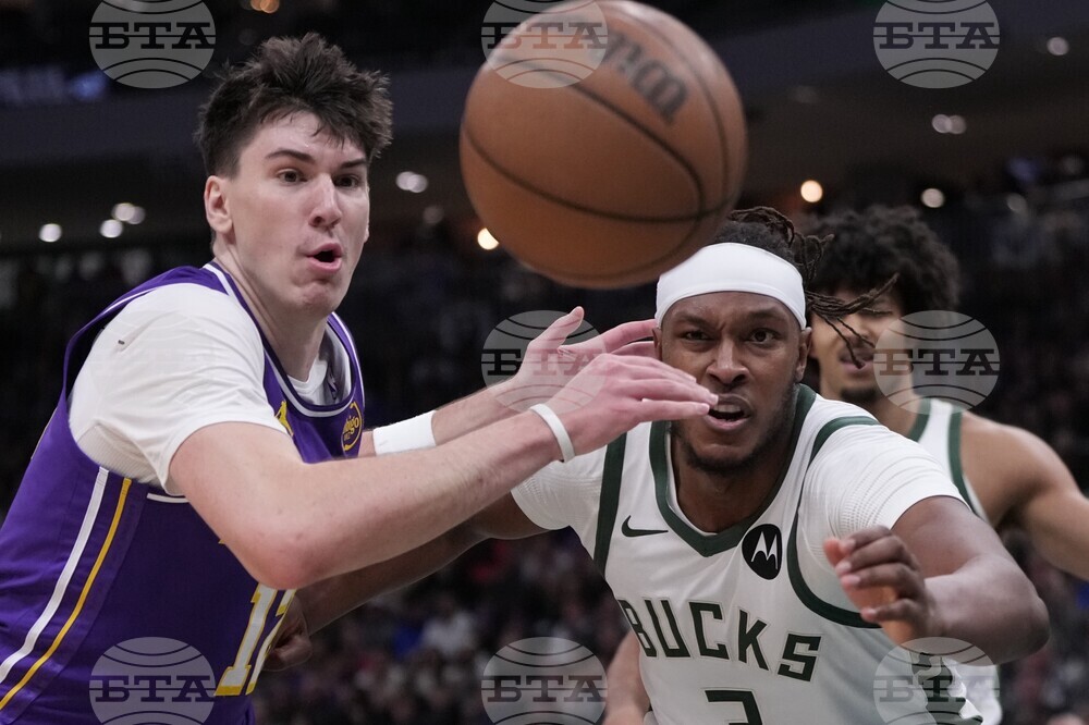 Lakers Bucks Basketball