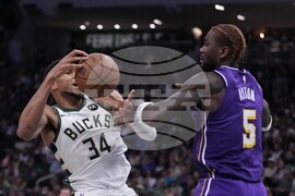 Lakers Bucks Basketball