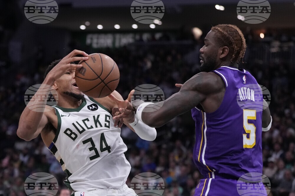 Lakers Bucks Basketball