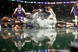 Lakers Bucks Basketball