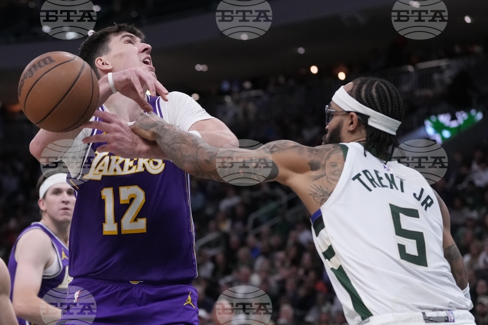 Lakers Bucks Basketball