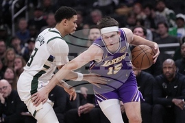 Lakers Bucks Basketball