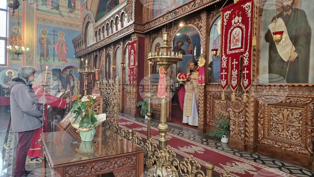 Шумен - храм „Свети Три Светители“ - литургия и проповед