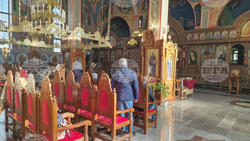 Шумен - храм „Свети Три Светители“ - литургия и проповед