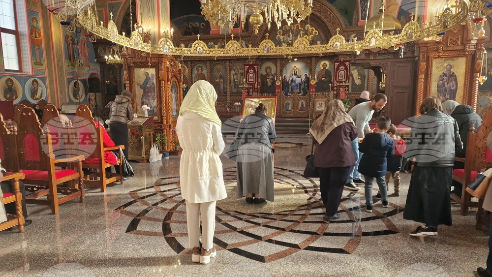 Шумен - храм „Свети Три Светители“ - литургия и проповед