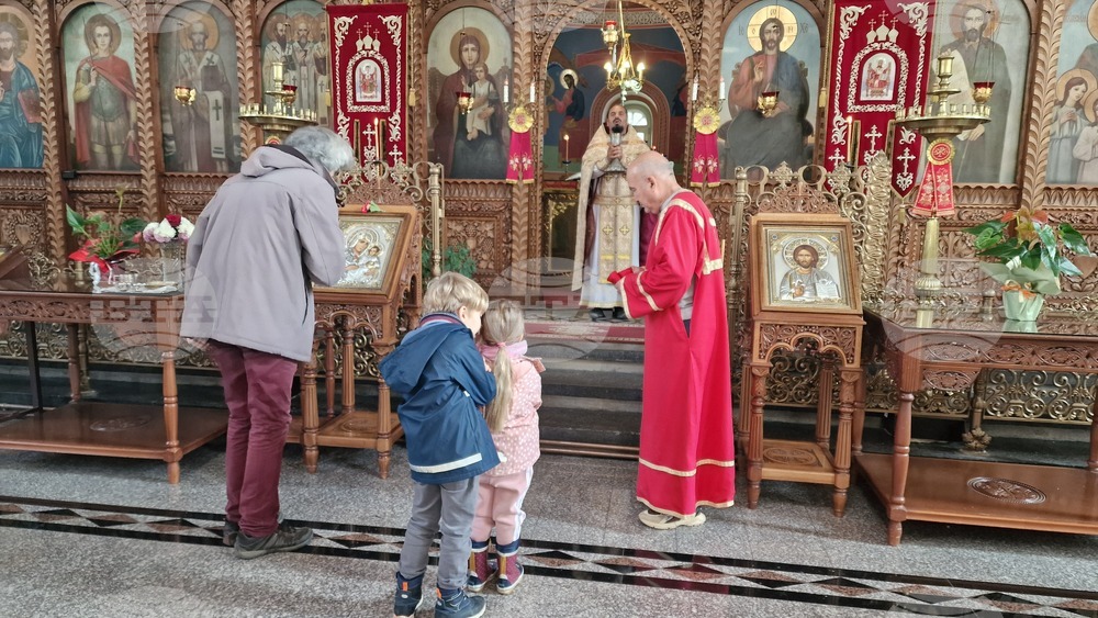 Шумен - храм „Свети Три Светители“ - литургия и проповед