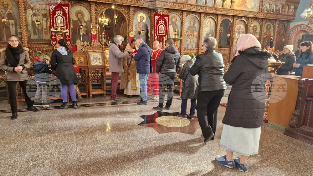 Шумен - храм „Свети Три Светители“ - литургия и проповед