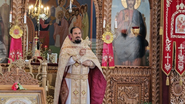 Евангелието е пътеводител в живота на християнина, каза отец Иван в проповедта си в шуменския храм "Свети Три Светители"