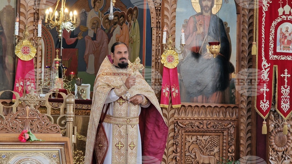 Шумен - храм „Свети Три Светители“ - литургия и проповед