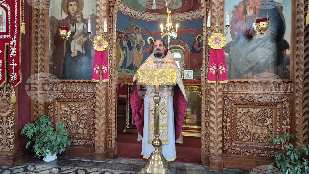 Шумен - храм „Свети Три Светители“ - литургия и проповед