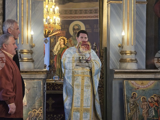 Да обичаш е блаженство, да ненавиждаш е мъка, каза в проповедта си отец Иван от плевенския храм "Света Параскева"