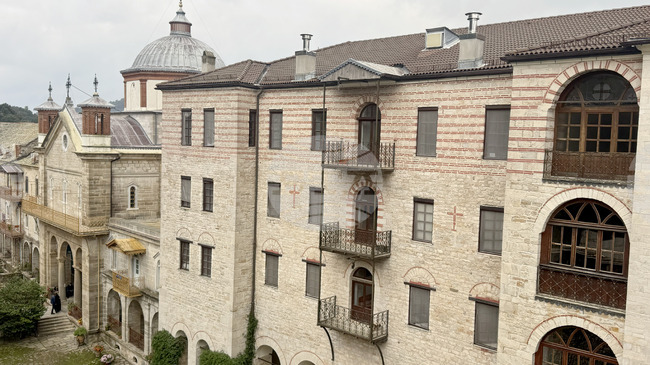 Земетресението се усети много осезателно в Атон, каза йеродякон Исаак от манастира „Св. великомъченик Георги Зограф“ 