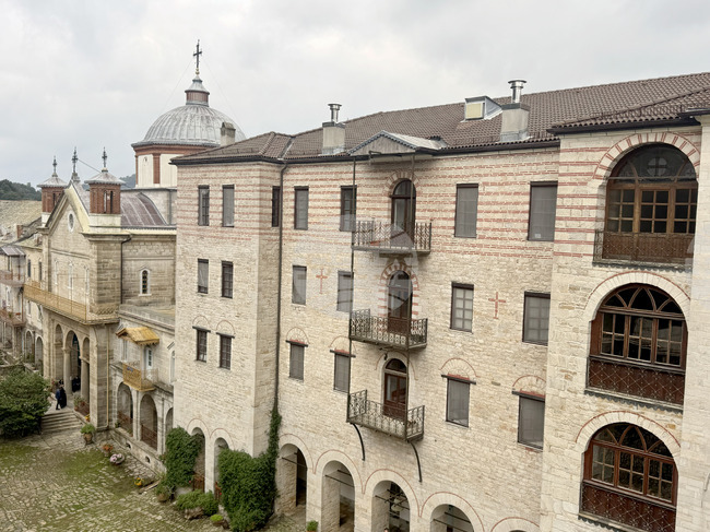 Земетресението се усети много осезателно в Атон, каза йеродякон Исаак от манастира „Св. великомъченик Георги Зограф“ 